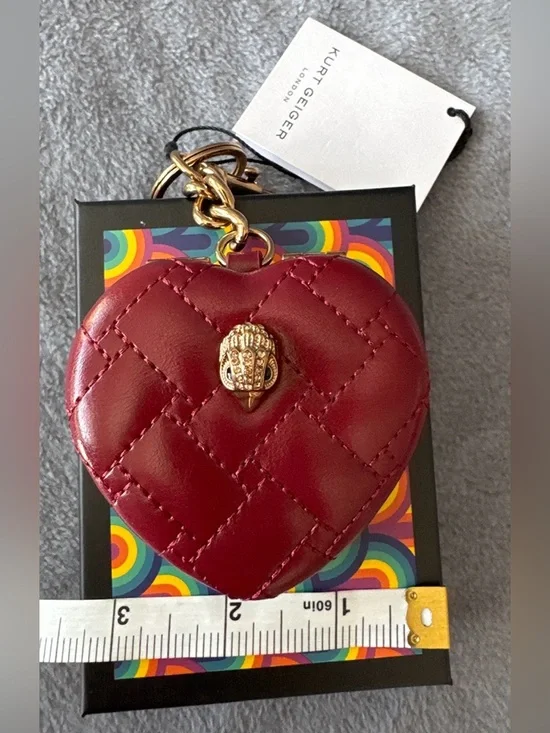 Kurt Geiger NWT Kensington Heart Shaped Mirror Keychain
Comes With A Box - Picture 10 of 13